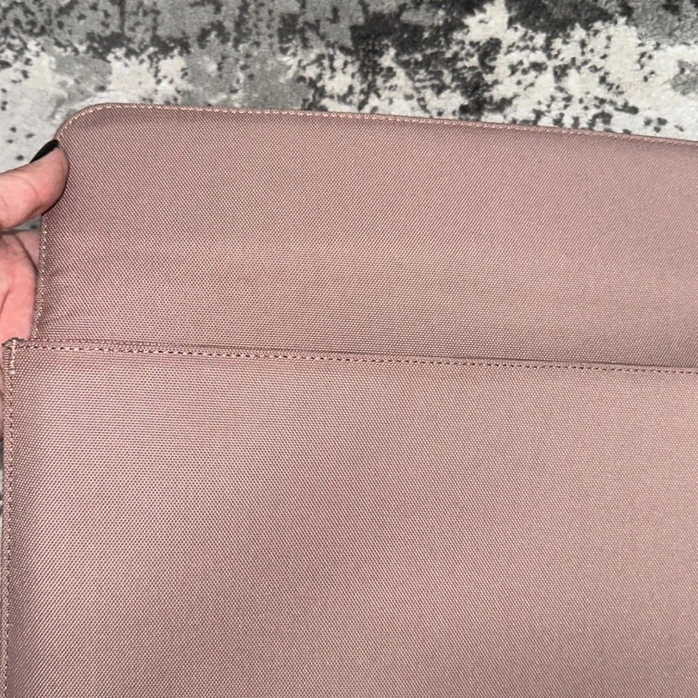 Herschel 15 in soft laptop sleeve in light pink rose